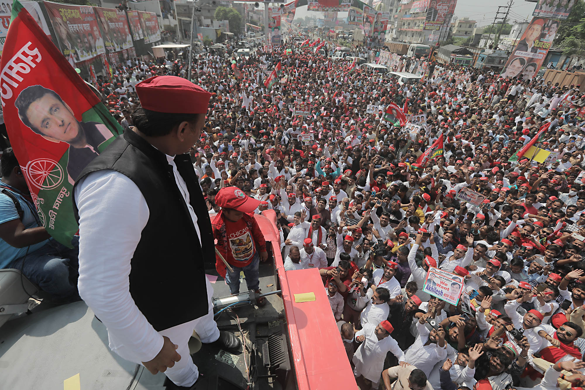 कानपुर  : समाजवादी विजय रथ यात्रा के साथ अखिलेश यादव