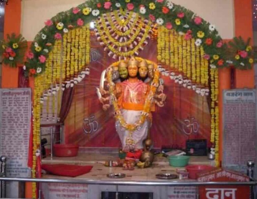 Samajwadi Party News Today In Hindi: इस मंदिर में हनुमान जी का चांदी का मुकुट और छत्र गायब हुआ तो अखिलेश यादव ने लगवाया