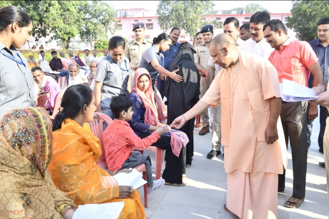 CM Yogi Adityanath दीपावली के अगले दिन फिर काम में जुटे, सुनी 350 से अधिक फरियादें